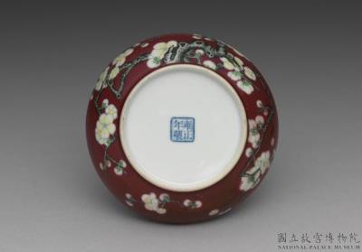 图片[2]-Saucer with plum blossoms on red ground in falangcai polychrome enamels, Qing dynasty, Yongzheng reign (1723-1735)-China Archive